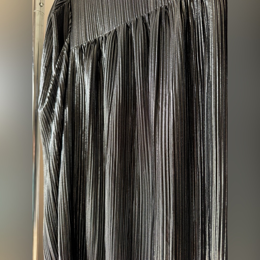 Lavender Brown Metallic Silver & Black Pleated Long Sleeve Ruffle Neck Top, sz L - Picture 2 of 5
